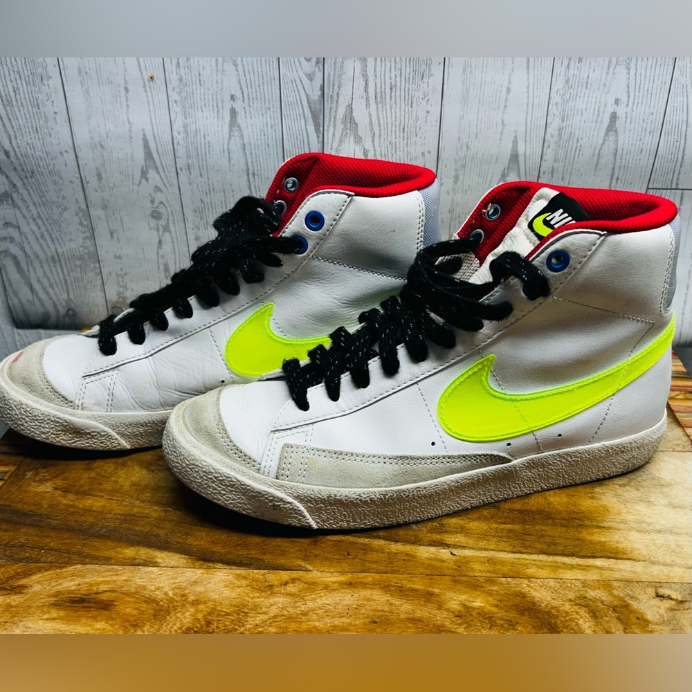 Nike Blazer Mid '77 Leather Shoes
GS White Volt Hyper Royal Magenta SZ 7